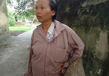 Bà Hồng rớt nước mắt kể về con gái. Bà Hồng rớt nước mắt kể về con gái.