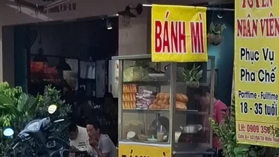 Một xe bán bánh mì trước số nhà 451/9 Tô Hiến Thành, phường Diên Hồng, TP HCM.
