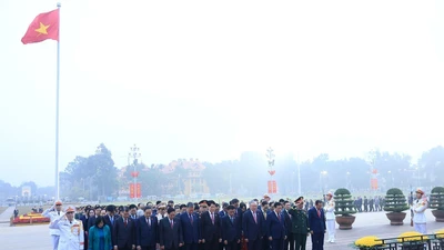 Các đại biểu thành kính tưởng niệm Chủ tịch Hồ Chí Minh. Ảnh: TTXVN