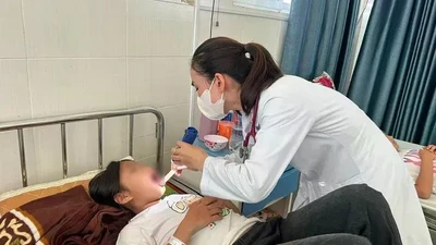 Một trường hợp ngộ độc sau khi ăn bánh mì ở Quảng Ngãi được bác sĩ thăm khám