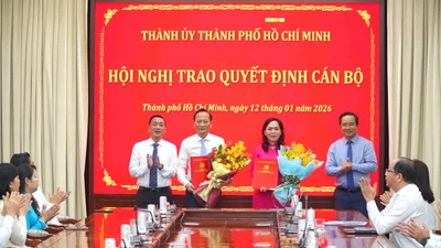 Lãnh đạo TP HCM chúc mừng hai nhân sự vừa được giao nhiệm vụ mới.