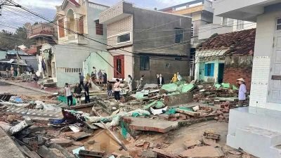 Nhiều nhà dân tại làng chài Nhơn Hải (tỉnh Gia Lai) đổ sập khi bão số 13 (Kalmaegi) quét qua khu vực này.