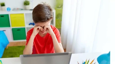 Khi nhìn màn hình điện tử quá lâu, làm giảm chớp mắt, khiến nước mắt bay hơi nhanh, tăng nguy cơ khô mắt.