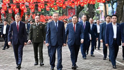 Tổng Bí thư Tô Lâm và các cử tri đến khu vực bỏ phiếu số 2 - phường Ba Đình, TP Hà Nội. 