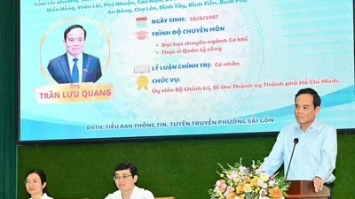 Bí thư Thành ủy TP HCM Trần Lưu Quang trao đổi với cử tri.