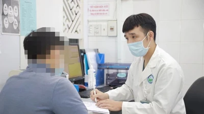 Bác sĩ Bệnh viện Da liễu TP.HCM thăm khám cho người bệnh mắc các bệnh lây qua đường tình dục.