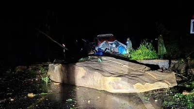 Đá lớn rơi từ trên núi xuống đường.