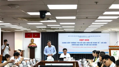 Toàn cảnh cuộc họp cung cấp thông tin về các vấn đề kinh tế – xã hội nổi bật trên địa bàn thành phố.