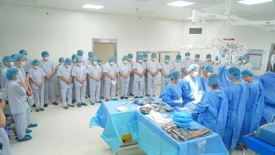 Các bác sĩ mặc niệm tri ân người thanh niên hiến tạng trước ca mổ đặc biệt.