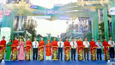 Các đại biểu cắt băng khai mạc Lễ hội Đường sách Tết Bính Ngọ 2026.