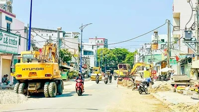 Dự án mở rộng lộ giới đường Nguyễn Bỉnh Khiêm (phường Vũng Tàu, TPHCM) chưa thảm nhựa do giá vật tư tăng (ẢNH: QUANG VŨ)