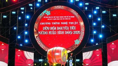 Bà Trần Thị Diệu Thúy, Phó Chủ tịch UBND TP HCM đánh trống khai hội, mở màn đêm hội Nguyên tiêu mừng Xuân Bính Ngọ 2026.
