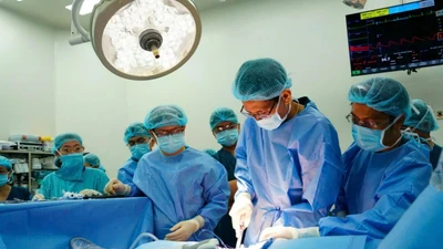 Ê - kíp y bác sĩ thực hiện ca phẫu thuật ghép thận ở Bệnh viện Nhi đồng 1 ẢNH: BVCC