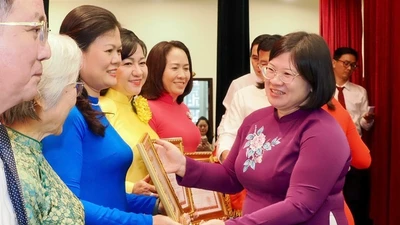 Phó Bí thư Thành ủy TPHCM Văn Thị Bạch Tuyết tuyên dương cá nhân "Dân vận khéo" năm 2025. Ảnh: HOÀNG HÙNG