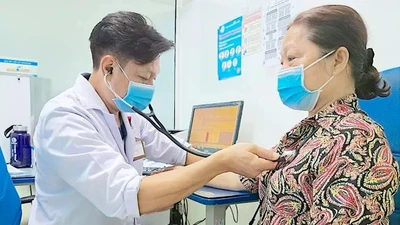 Khám bệnh cho người cao tuổi tại TP HCM. Ảnh minh họa