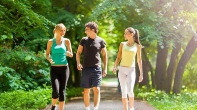 Đi bộ 30 phút mỗi ngày là thói quen đơn giản nhưng mang lại lợi ích toàn diện.