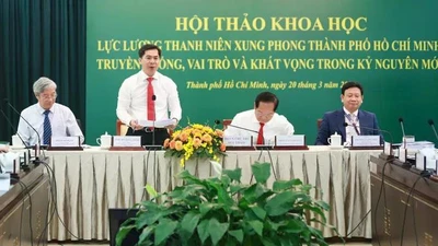 Các đồng chí chủ trì hội thảo sáng 20-3. Ảnh: NGUYỄN HOÀNG