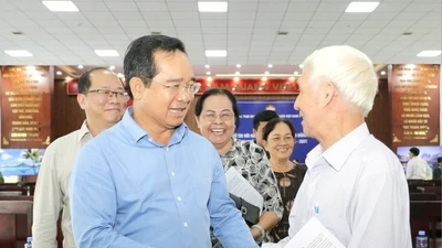 Chủ tịch UBND TPHCM Nguyễn Văn Được trao đổi với cử tri tại hội nghị.