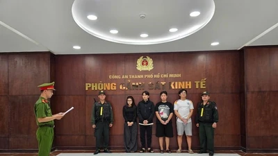 Công an TPHCM đã bắt 4 người mua bán khí cười