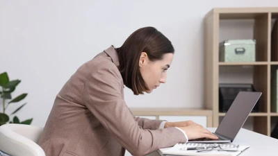 Hội chứng 'cổ rùa' gia tăng vì thói quen cúi đầu dùng điện thoại