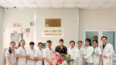Bé gái 7 tuổi mắc tan máu bẩm sinh xuất viện sau ca ghép tủy thành công từ chị gái tại Bệnh viện Trung ương Huế.