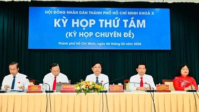 Các đồng chí chủ tọa kỳ họp.