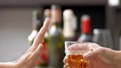 Bác sĩ khuyến cáo người dân tránh uống rượu trôi nổi, rượu ngâm tự phát để phòng ngộ độc methanol.