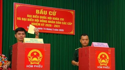 Chiến sĩ Tiểu đoàn Huấn luyện - Cơ động 1 bỏ phiếu bầu cử.