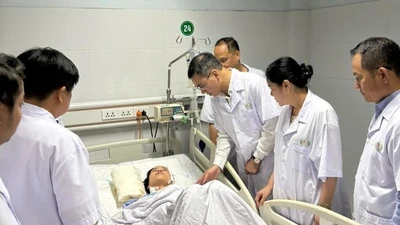 Đại diện Bộ Y tế thăm hỏi nữ điều dưỡng bị thương sau vụ tấn công tại Bệnh viện Sản Nhi Nghệ An.