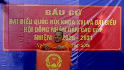 Cử tri là tăng sinh Trường Bổ túc văn hóa Pali Trung cấp Nam bộ (TP Cần Thơ) đến điểm bầu cử bỏ phiếu.