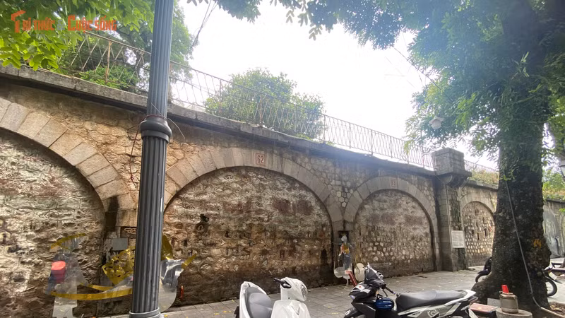 Cận cảnh 131 vòm cầu Phùng Hưng trước ngày "thay da đổi thịt"