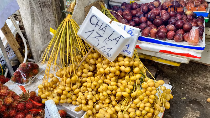 Thị trường trái cây Hà Nội đón chà là tươi giá rẻ, hấp dẫn người tiêu dùng