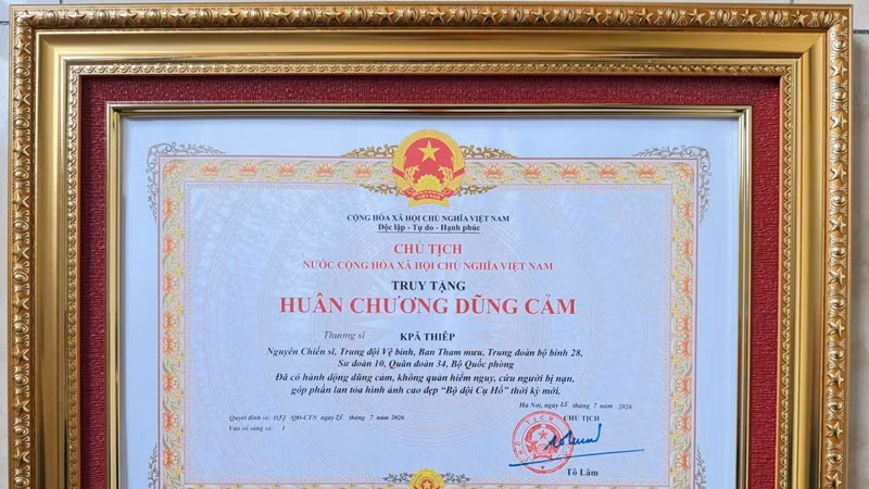 Truy tặng Huân chương Dũng cảm cho chiến sỹ Quân đoàn 34 hy sinh khi cứu dân