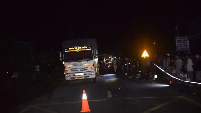Tông vào đuôi xe tải đậu trên đường Trường Sơn Đông, 1 người tử vong