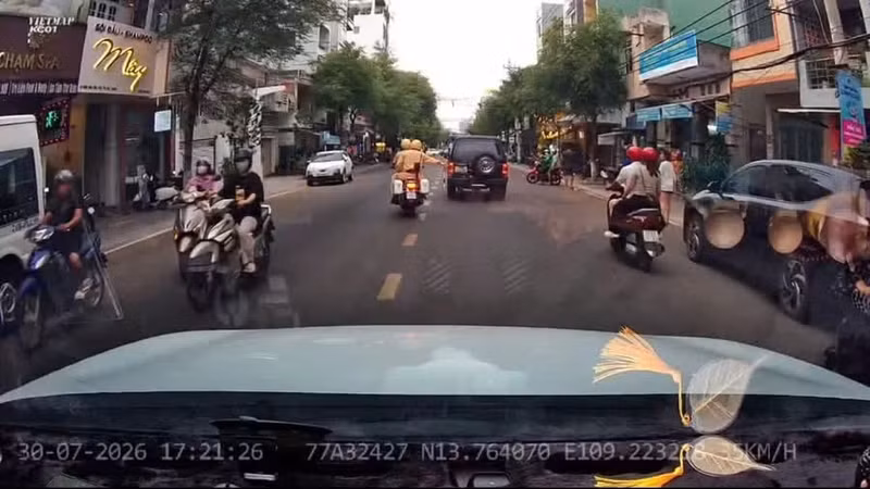 CSGT Gia Lai hỗ trợ đưa nạn nhân tai nạn lao động đến bệnh viện cấp cứu