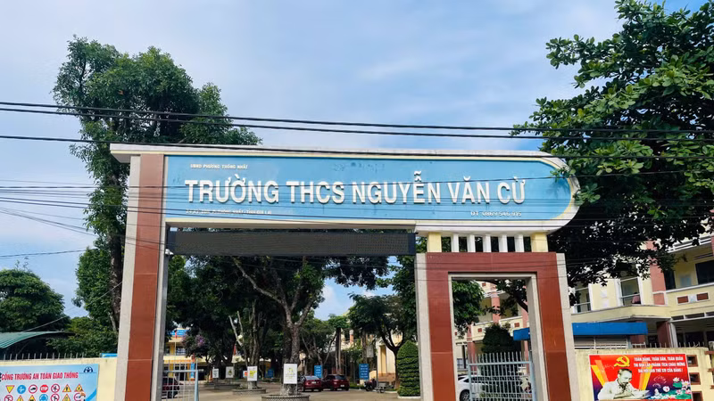 Học sinh lớp 8 giấu rìu mang vào lớp tấn công bạn học gây thương tích