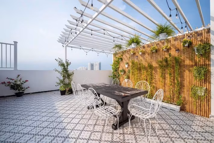 Bên cạnh vẻ xa hoa của nội thất, căn penthouse còn ghi điểm nhờ những khoảng không gian xanh mát mắt. Khu vực đặt bàn bida được thiết kế mở, bao quanh bởi hệ thống cây cảnh và hoa tươi, tạo cảm giác thư thái, gần gũi với thiên nhiên ngay giữa lòng phố thị.