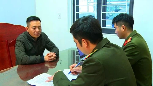 Công an lấy lời khai của Hoàng Văn Toàn - Ảnh: Công an tỉnh Thanh Hóa cung cấp