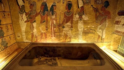 Đang dọn cát, công nhân phát hiện bậc thang dẫn tới lăng mộ pharaoh Ai Cập