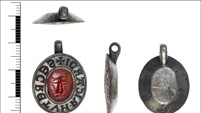 Phát hiện con dấu cổ tích hợp viên đá quý La Mã 2.000 năm tại Anh