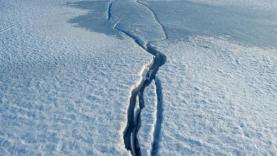 Vết nứt băng và khí thải đẩy mạnh biến đổi khí hậu Bắc Cực