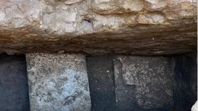 Hố sụt trước đền Pantheon lộ diện nền móng cổ đại và kho báu cổ xưa