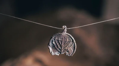 Khám phá mặt dây chuyền hình menorah cổ đại tại khu khai quật Jerusalem