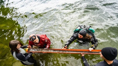 Khám phá các ngọn giáo cổ tại hồ Lednica hé lộ bí ẩn thời Trung cổ