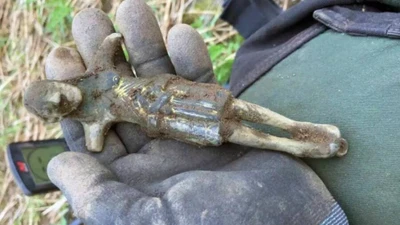 Tượng Chúa Jesus thời Trung cổ bất ngờ được tìm thấy khi dò kim loại