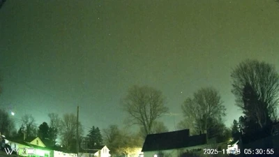 Sao chổi cháy sáng ngoạn mục trên bầu trời Mỹ