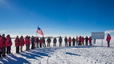 Vì sao cột mốc cực nam Trái đất cần thay đổi hàng năm?