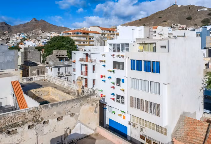 Được thiết kế bởi Ramos Castellano Architecture, khu căn hộ Celestina nằm ở Cape Verde, một quốc gia Tây Phi. Nổi bật với những bức tường quét vôi trắng, hình học đơn giản và những cánh cửa chớp đầy màu sắc, khu căn hộ được thiết kế như một công trình đa chức năng.
