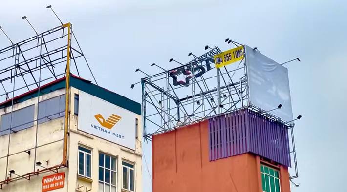 Giữa những tuyến đường đông đúc của Hà Nội, các khung biển quảng cáo bỏ trống phần nào phản ánh sự dịch chuyển của ngành truyền thông hiện đại. Khi doanh nghiệp ngày càng ưu tiên hiệu quả đo lường và khả năng tiếp cận trực tiếp khách hàng, quảng cáo ngoài trời không còn là “ông vua” độc tôn như trước. Và trong cuộc cạnh tranh đó, những tấm billboard khổng lồ đang đứng trước bài toán phải tự làm mới mình nếu không muốn tiếp tục rơi vào cảnh “treo khung chờ khách”.