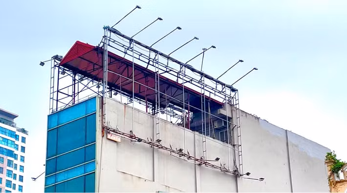 Không chỉ áp lực cạnh tranh với quảng cáo số, billboard ngoài trời còn gặp khó do thay đổi hành vi người dùng đô thị. Ở những tuyến đường đông đúc, người tham gia giao thông thường di chuyển nhanh, khó tập trung lâu vào nội dung quảng cáo như trước. Ngoài ra, việc Hà Nội siết quản lý trật tự đô thị, quy hoạch quảng cáo và yêu cầu về an toàn kết cấu cũng khiến nhiều vị trí quảng cáo bị hạn chế hoặc phải tháo dỡ.